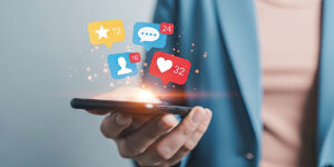 Marketing en redes sociales en teléfonos móviles.