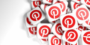Logotipos de Pinterest, la plataforma para compartir imágenes en redes sociales, en un montón.