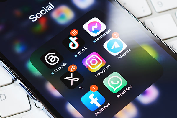 Moscú, Rusia, 29-07-2023: La nueva aplicación Twitter X de Elon Musk en la pantalla de un smartphone, rodeada de otras aplicaciones de redes sociales. Cambio de imagen de Twitter. Comunicación moderna en redes sociales.