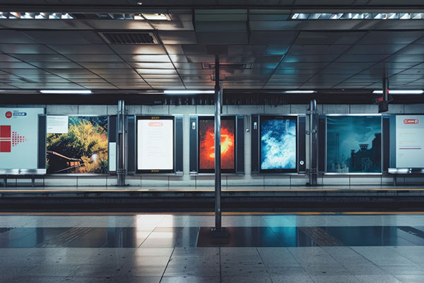 Capte la atención con esta maqueta de póster vertical triple con el bullicioso telón de fondo de una estación de metro.