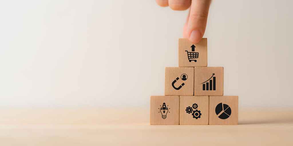 Concepto de estrategia de ventas, marketing y upselling. La técnica de ventas incentiva a los clientes a adquirir un producto, servicio o mejora adicional de mayor precio. Aumenta las ganancias y mejora la satisfacción del cliente.