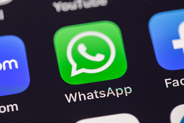 Primer plano del icono de WhatsApp en la pantalla de un iPhone. WhatsApp es un popular sistema gratuito de mensajería instantánea para móviles y otras plataformas. Batumi, Georgia - 3 de marzo de 2023.