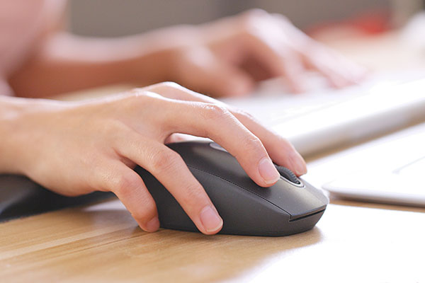 Mano usando un ratón de computadora.