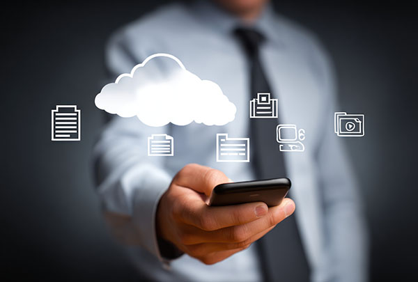 Un hombre con camisa sostiene un smartphone con iconos de datos brillantes flotando sobre él. Se muestran iconos de la nube, archivos, impresora, ordenador y carpeta.