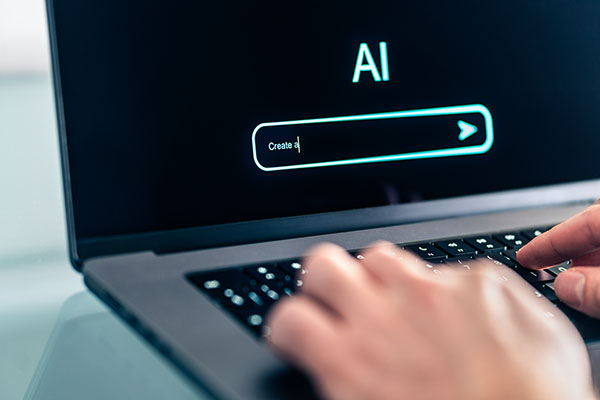 Bot de chat con IA. Busca en sitios web para generar datos, texto o imágenes. Hombre usando una computadora con una app de inteligencia artificial. Asistente virtual en trabajos creativos digitales. Tecnología generadora de contenido.