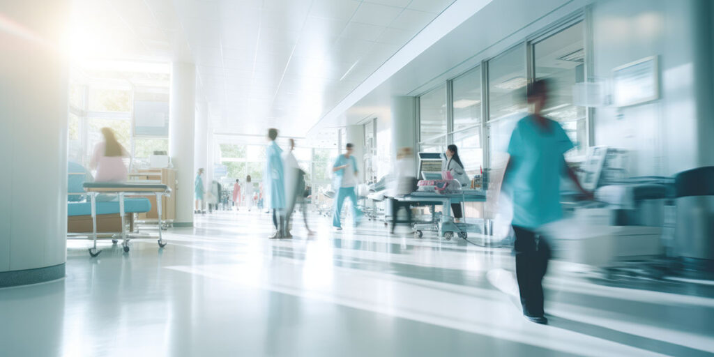 Imagen borrosa abstracta de un médico y un paciente en el interior del hospital o en el pasillo de la clínica como fondo.