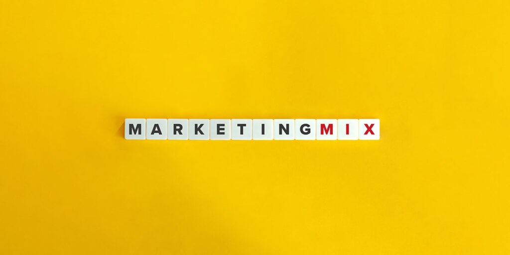 Banner de marketing mix. Letras en mosaico sobre fondo amarillo. Estética minimalista.