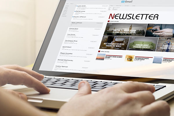 Concepto de negocio online: un hombre usa una laptop con un boletín informativo de un cliente de correo en la pantalla. Se crearon gráficos de pantalla.