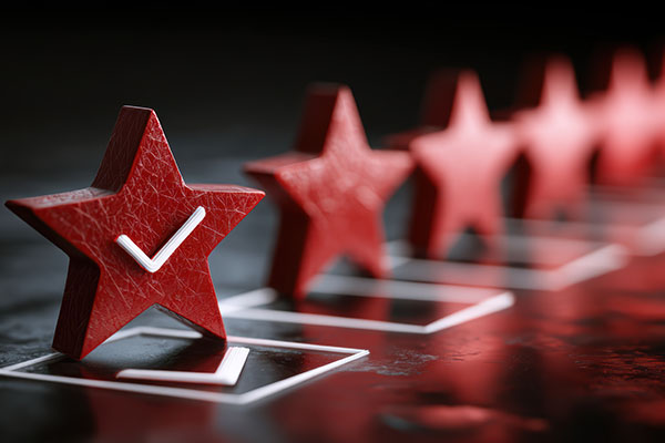 Calificación de estrellas rojas con una marca de verificación en la primera estrella, lo que representa una excelente opinión del cliente.