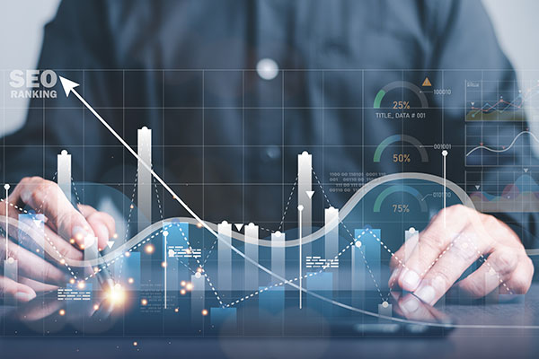 Un comercializador sostiene un bolígrafo apuntando a un gráfico y muestra conceptos de SEO, herramientas de análisis de optimización, clasificaciones de motores de búsqueda y sitios de redes sociales basados en datos de análisis de resultados.