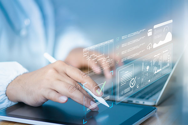 Médico que usa una tableta digital y una computadora portátil con una superposición de lista de verificación holográfica en el tablero de inteligencia artificial, analizando KPI, proceso de flujo de trabajo y visualización de datos de cumplimiento en un entorno digital de atención médica moderno.