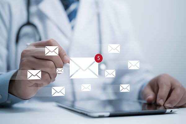 Profesional médico que utiliza una tableta con notificación virtual de nuevo correo electrónico. Comunicación por correo electrónico comercial y alerta de recepción de mensajes electrónicos en la bandeja de entrada. Alerta de recepción de mensajes electrónicos en la bandeja de entrada.