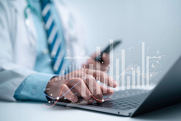 Un médico que trabaja en una computadora portátil con análisis de salud digital en capas simboliza información médica basada en datos, seguimiento del rendimiento clínico, tecnología de atención médica moderna y gestión de salud avanzada.