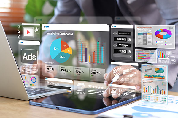 Panel de análisis de negocios y marketing con IA en tabletas y portátiles. Visualización de datos, rendimiento publicitario, automatización e inteligencia empresarial.