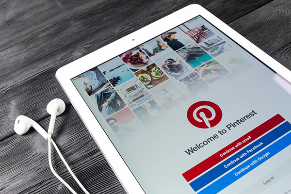 iPad Pro de Apple con la red social Pinterest en la pantalla. Aplicación de Pinterest en la pantalla de la tableta.