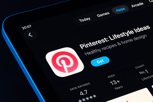 Página de la aplicación Pinterest en la App Store para iPad. Diseño de Apple Liquid Glass en iOS 26 con modo oscuro. Stafford, Reino Unido, 29 de septiembre de 2025.
