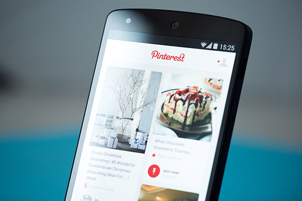 Toma de primer plano del teléfono inteligente Google Nexus 5 con el sitio web Pinterest en una pantalla.