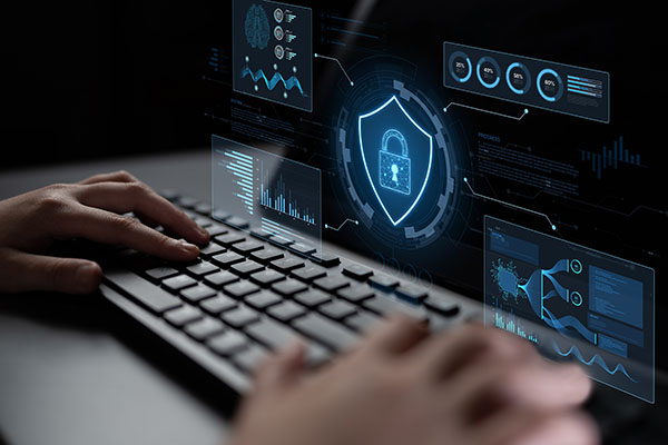 Un panel de control de ciberseguridad futurista para un Centro de Operaciones de Seguridad (SOC). El sistema monitoriza la red, analiza datos en busca de amenazas y ofrece protección integral.
