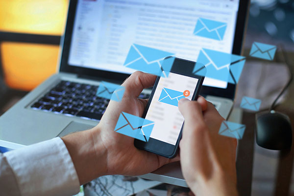 Concepto de marketing por correo electrónico: persona que lee un correo electrónico en un teléfono inteligente y recibe un nuevo mensaje.