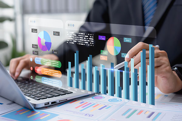 El análisis de datos se realiza mediante gráficos digitales y paneles financieros, visualizando las métricas de rendimiento del mercado de valores para expresar información valiosa para proyectos de marketing y estrategias empresariales inteligentes.
