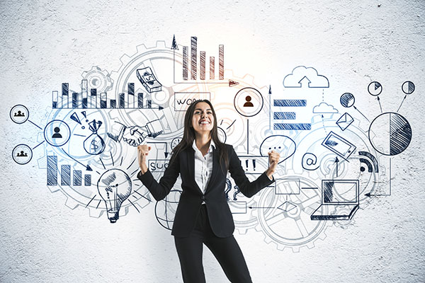 Empresaria feliz, elaborando un plan de marketing global.