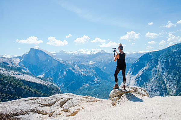 Vlogger en la cima de una montaña.