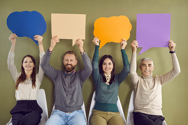 La imagen tiene un atributo ALT vacío; su nombre de archivo es Generaciones.jpg
Grupo de personas felices sosteniendo pancartas de papel limpias y coloridas. Hombres y mujeres sonrientes sentados en fila mostrando bocadillos de diálogo y mensajes azules, naranjas y morados.