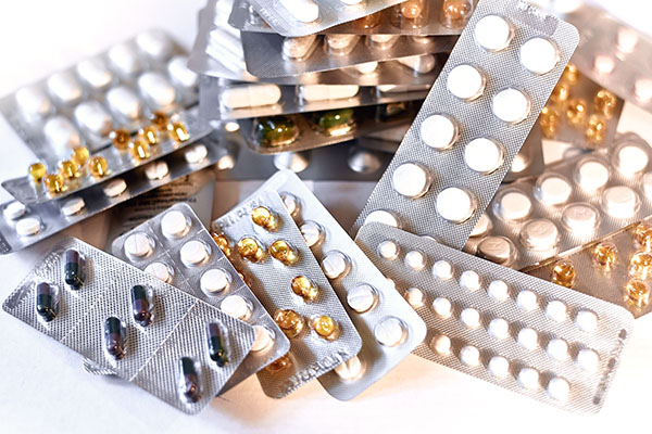 Concepto de atención médica, medicina, farmacia, medicamentos. Surtido de productos farmacéuticos medicinales, tabletas, píldoras, cápsulas en envases blíster. Tratamiento y prevención de enfermedades, fondo claro.