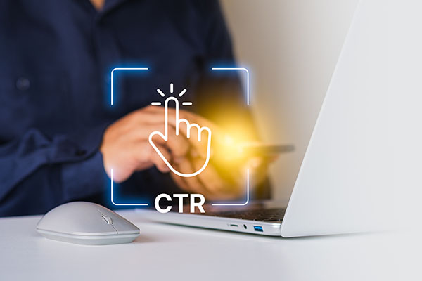 Concepto de análisis de rendimiento de marketing digital con tasa de clics (CTR) que muestra una mano haciendo clic en un icono con luz brillante en la pantalla de una computadora portátil, optimización de publicidad en línea, estrategia de seguimiento de conversiones.