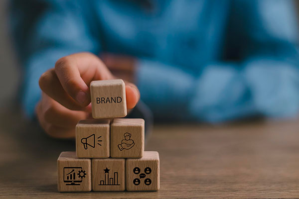 Concepto de branding y excelencia de marca. Creación, desarrollo y mantenimiento de la identidad y la reputación de una marca en el mercado. Planificación estratégica, posicionamiento y comunicación para establecer una imagen de marca sólida.