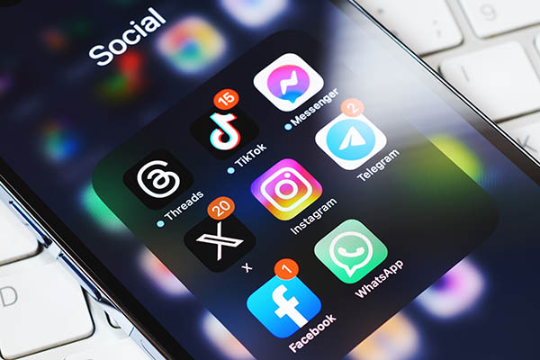 La nueva aplicación Twitter X de Elon Musk en la pantalla de un teléfono inteligente, rodeada de otras aplicaciones de redes sociales. Cambio de imagen de Twitter. Comunicación moderna en redes sociales.