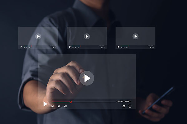 Hombres de negocios viendo videos en directo. Vea videos en internet, conciertos en directo, actuaciones o clases. Transmita programas o lecciones en línea por internet.