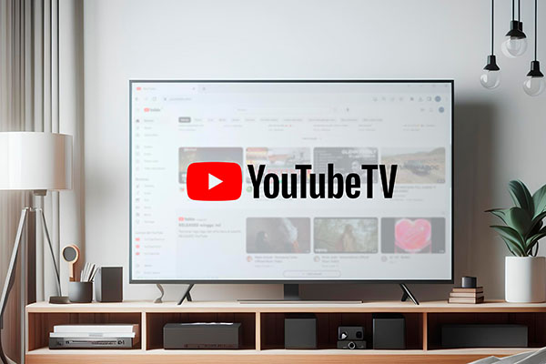 Televisor de pantalla ancha que muestra la interfaz del servicio de transmisión de YouTube TV en un ambiente de sala de estar contemporáneo.