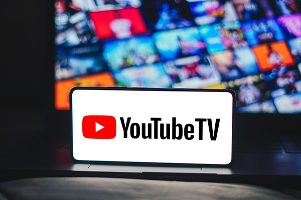 En esta ilustración fotográfica, el logotipo de YouTube TV se muestra en la pantalla de un teléfono inteligente.